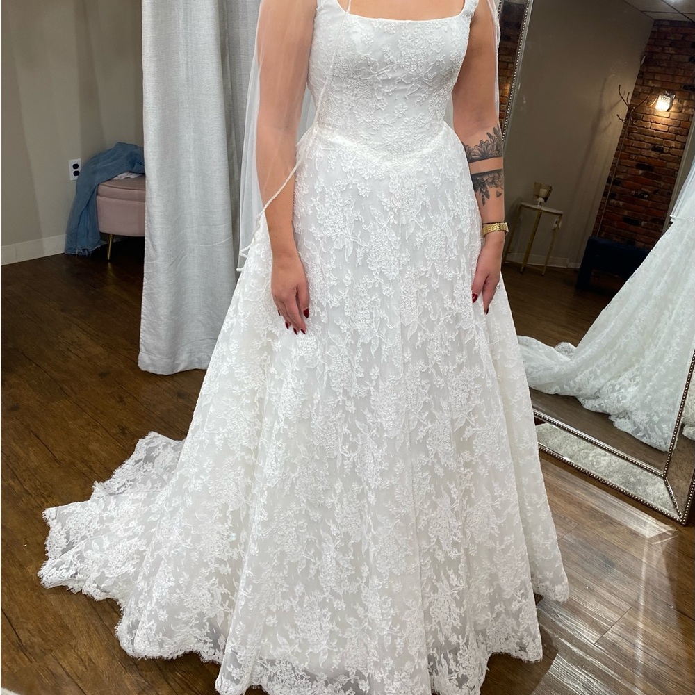 Elegant White Lace Wedding Dress